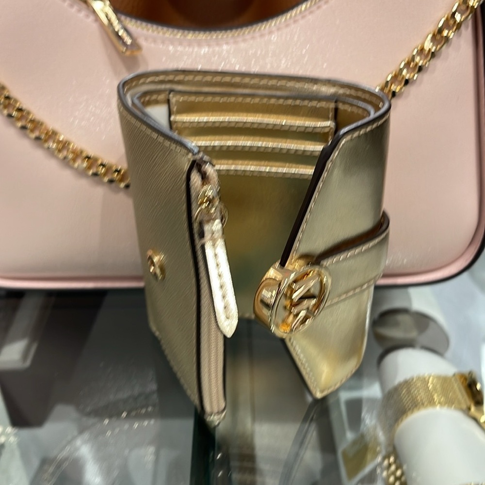 MICHAEL KORS CARMEN MEDIUM LOGO AND FAUX LEATHER WALLET
PALE GOLD
NWT - Picture 12 of 16
